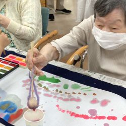 子どもとご入居者とで顔彩アート～谷在家さくらマルシェ